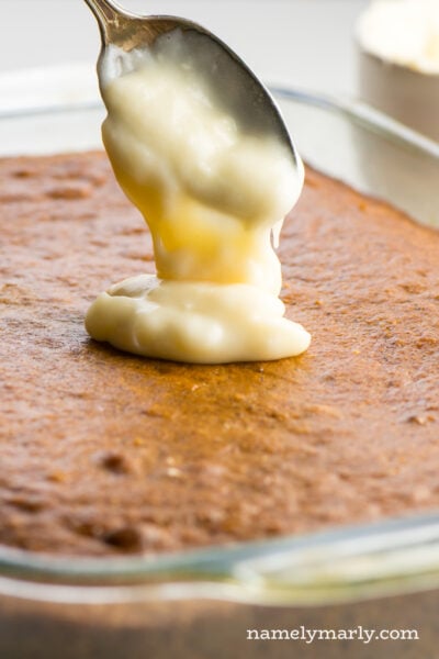 We're adding some vegan cream cheese frosting to this delicious vegan banana cake made with spices and lots of natural ingredients!