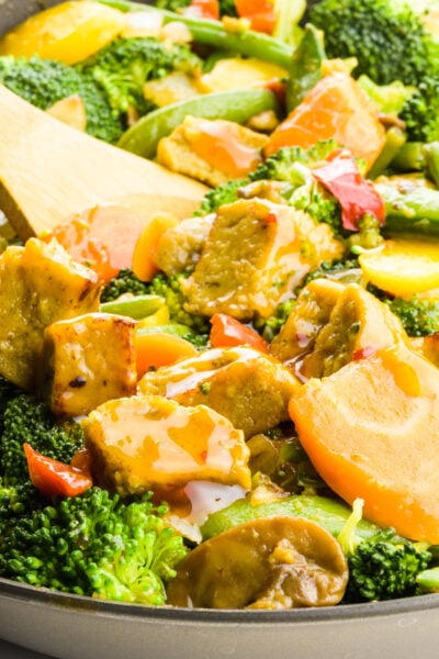 A closeup of vegan chicken in a stir fry with lots of veggies.