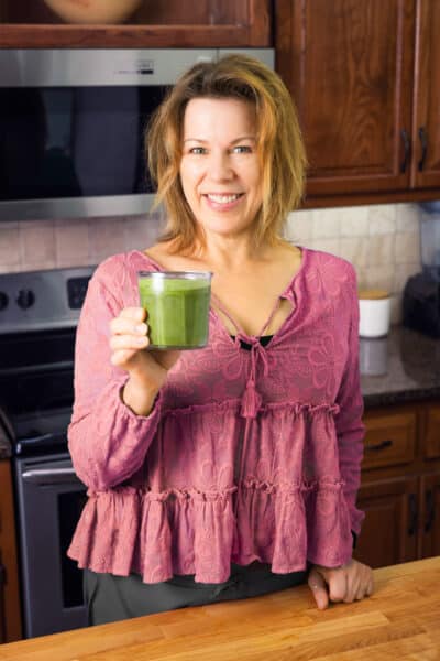 Portrait of Marly holding a green smoothie