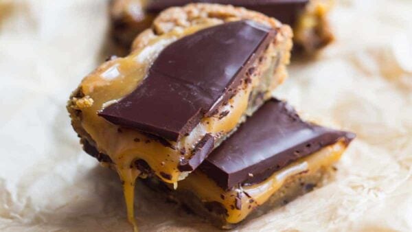 A beautiful presentation of salted caramel bars with chocolate topping.